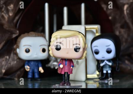 Funko Pop Actionfiguren des Serienmörders Michael Myers von Halloween, Sabrina Spellman Hexe und Wednesday Addams. Säulen, dunkler, weißer Sarg. Stockfoto