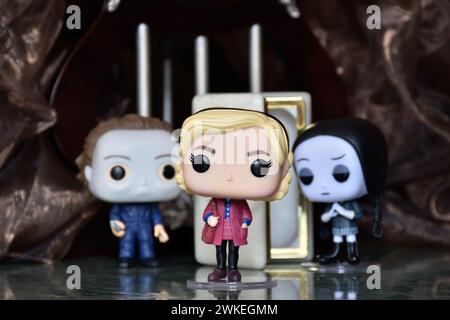 Funko Pop Actionfiguren des Serienmörders Michael Myers von Halloween, Sabrina Spellman Hexe und Wednesday Addams. Säulen, dunkler, weißer Sarg. Stockfoto