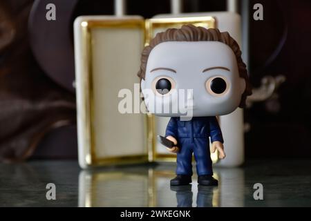 Funko Pop Actionfigur des Serienmörders Michael Myers aus dem Horrorfilm Halloween. Säulen, dunkel, Krypta, weißer Sarg, gruselig, gotisch. Stockfoto