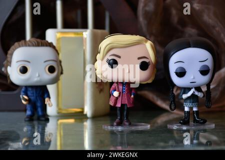 Funko Pop Actionfiguren des Serienmörders Michael Myers von Halloween, Sabrina Spellman Hexe und Wednesday Addams. Säulen, dunkler, weißer Sarg. Stockfoto