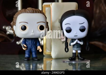 Funko Pop Actionfiguren des Serienmörders Michael Myers aus dem Horrorfilm Halloween und Wednesday Addams. Krypta, weißer Sarg, gotisch, dunkel, gruselig. Stockfoto