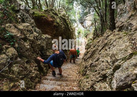 Aufstieg der Treppe des Leuchtturms Del Caballo, Berg Buciero, Santoña, Kantabrien, Spanien. Stockfoto