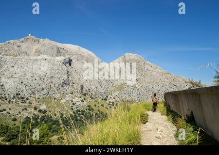 Escursionista andando junto a la Canal de transvase del Gorg Blau - Cúber, Escorca, Paraje natural de la Serra de Tramuntana, Mallorca, balearische Inseln, Spanien. Stockfoto