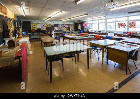 Ein Kunstklassenzimmer in einer Schule aus den 1960er Jahren in Wales, Großbritannien Stockfoto