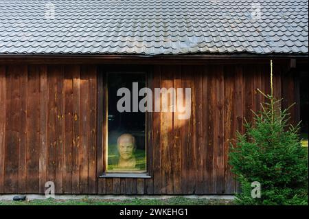 Jan Schmidt-Whitley/Le Pictorium - Illustrationsbilder von Litauen. Februar 2024. litauen/Baltische Länder/Druskininkai - Lenin-Büste hinter dem Fenster eines Gebäudes im Park. Grutas Park ist ein Freilichtmuseum mit einer Sammlung von Statuen und anderen emblematischen Objekten aus der Sowjetzeit. Sie wurde 2001 rund 130 km südwestlich von Vilnius gegründet. Quelle: LE PICTORIUM/Alamy Live News Stockfoto