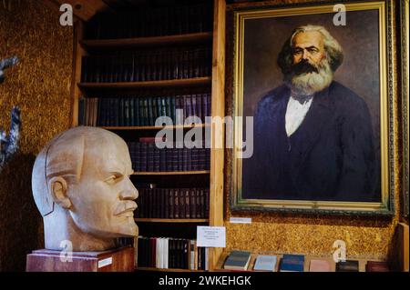 Jan Schmidt-Whitley/Le Pictorium - Illustrationsbilder von Litauen. Februar 2024. litauen/Baltische Länder/Druskininkai - Eine Leninbüste und ein Porträt von Karl Marx. Grutas Park ist ein Freilichtmuseum mit einer Sammlung von Statuen und anderen emblematischen Objekten aus der Sowjetzeit. Sie wurde 2001 rund 130 km südwestlich von Vilnius gegründet. Quelle: LE PICTORIUM/Alamy Live News Stockfoto