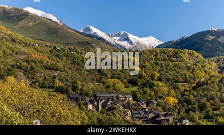 Dorf Taull vor PIC del Pessó (2894 m) und PIC de les Mussoles (2876 m) Bohí-Tal (La Vall de Boí), Lérida, Spanien. Stockfoto