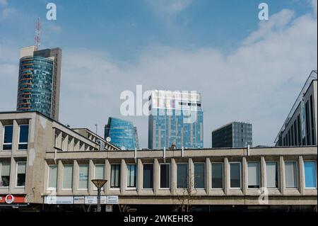 Jan Schmidt-Whitley/Le Pictorium - Illustrationsbilder von Litauen. Februar 2024. litauen/Baltische Länder/Vilnius - Blick auf den modernen Teil der Stadt Vilnius und das Rathaus, wo an der Vorderseite steht: "Putin der Haag wartet auf Sie", was die offizielle Position Litauens zu Putins Verantwortung für die vielen Kriegsverbrechen zeigt, die von russischen Truppen in der Ukraine seit Beginn der Invasion im Jahr 2022 begangen wurden. Quelle: LE PICTORIUM/Alamy Live News Stockfoto