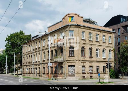 Jan Schmidt-Whitley/Le Pictorium - Illustrationsbilder von Litauen. Februar 2024. litauen/Baltische Länder/Vilnius - Straßenszenen in der Stadt Vilnius, der Hauptstadt Litauens, eines der drei baltischen staaten neben Estland und Lettland. Auf dem Balkon ist eine ukrainische Flagge zu sehen, die die Unterstützung Litauens für die Ukraine gegen die russische Invasion symbolisiert. Quelle: LE PICTORIUM/Alamy Live News Stockfoto