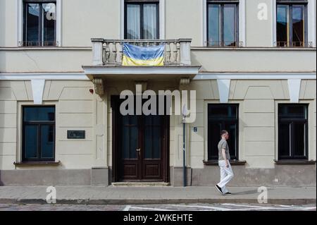 Jan Schmidt-Whitley/Le Pictorium - Illustrationsbilder von Litauen. Februar 2024. litauen/Baltische Länder/Vilnius - Straßenszenen in der Stadt Vilnius, der Hauptstadt Litauens, eines der drei baltischen staaten neben Estland und Lettland. Auf dem Balkon ist eine ukrainische Flagge zu sehen, die die Unterstützung Litauens für die Ukraine gegen die russische Invasion symbolisiert. Quelle: LE PICTORIUM/Alamy Live News Stockfoto