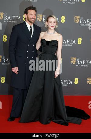 Bradley Cooper und Carey Mulligan nehmen 2024 an den EE BAFTA Film Awards in der Royal Festival Hall in London Teil. Stockfoto