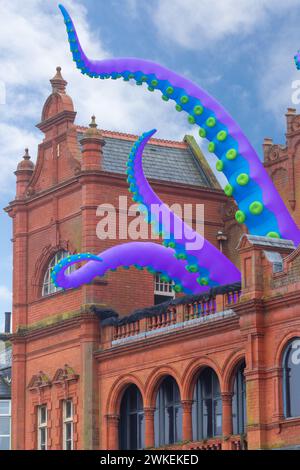 Riesige Kraken-Tentakel, die aus den Morecambe Winter Gardens für das Morecambe Baylight 2024 Festival in Lancashire, England, auftauchen Stockfoto