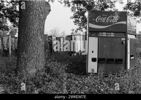 Coca-Cola-Vendng-Maschinen wurden in den 1980er Jahren auf Ödland in Georgien aufgegeben Stockfoto