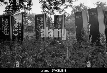 Coca-Cola-Vendng-Maschinen wurden in den 1980er Jahren auf Ödland in Georgien aufgegeben Stockfoto