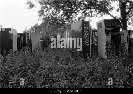 Coca-Cola-Vendng-Maschinen wurden in den 1980er Jahren auf Ödland in Georgien aufgegeben Stockfoto