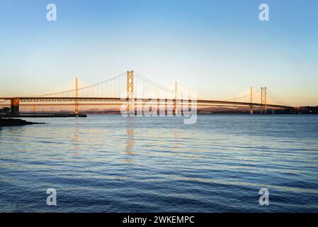 Großbritannien, Schottland, Forth Road Bridge und Queensferry Crossing über den Firth of Forth. Stockfoto