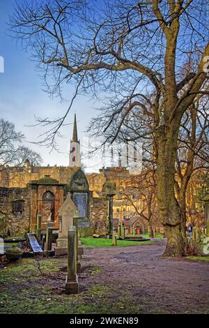 Großbritannien, Schottland, Edinburgh, Greyfriars Kirkyard und The Hub, früher Tolbooth Church. Stockfoto