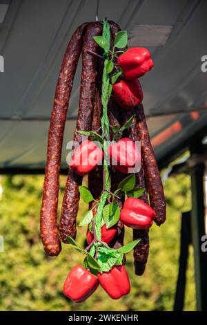 Serbische traditionell hergestellte und rauchgetrocknete Würstchen auf einem Bauernmarkt im Dorf Kacarevo, jährliches Festival mit Gastro-Speck und Trockenfleischprodukten Stockfoto