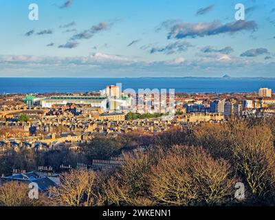 Großbritannien, Schottland, Edinburgh, Blick vom Calton Hill in Richtung Nordosten in Richtung Lochend und Easter Road Stadium. Stockfoto