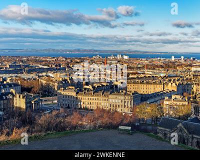 Großbritannien, Schottland, Edinburgh, Blick von Calton Hill nach Norden in Richtung Leith. Stockfoto