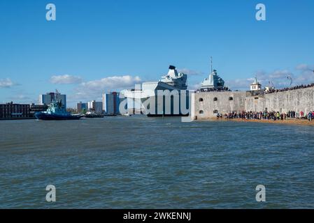 HMS Prince of Wales verlässt den Hafen von Portsmouth, vorbei am runden Turm und Hunderten von Zuschauern. Februar 2024. Stockfoto