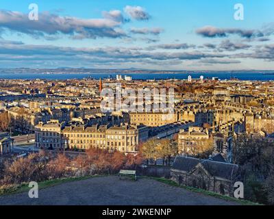 Großbritannien, Schottland, Edinburgh, Blick von Calton Hill nach Norden in Richtung Leith. Stockfoto