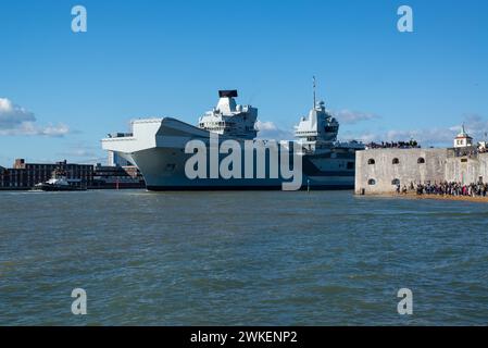 HMS Prince of Wales verlässt den Hafen von Portsmouth, vorbei am runden Turm und Hunderten von Zuschauern. Februar 2024. Stockfoto