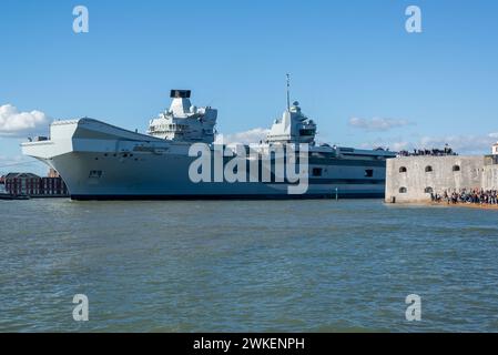 HMS Prince of Wales verlässt den Hafen von Portsmouth, vorbei am runden Turm und Hunderten von Zuschauern. Februar 2024. Stockfoto