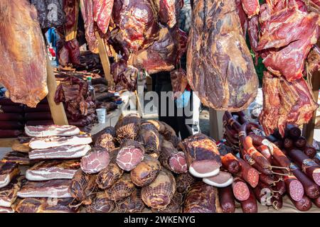 Serbische traditionell hergestellte und rauchgetrocknete Würstchen auf einem Bauernmarkt im Dorf Kacarevo, jährliches Festival mit Gastro-Speck und Trockenfleischprodukten Stockfoto