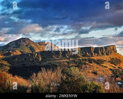 Großbritannien, Schottland, Edinburgh, Arthurs Seat und Salisbury Crags ab Calton Hill. Stockfoto