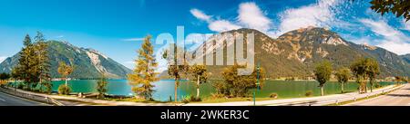 Hochauflösendes alpines Herbst- oder indisches Sommerpanorama mit Booten und Reflexionen am Achensee, Pertisau, Eben am Achensee, Tirol, Austr Stockfoto