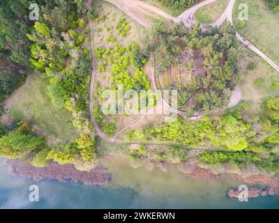 Kriegsfriedhof am Swiecajty Seeufer, der an deutsche und russische Soldaten erinnert, die während des Ersten Weltkriegs in Wegorzewo gefallen sind Stockfoto
