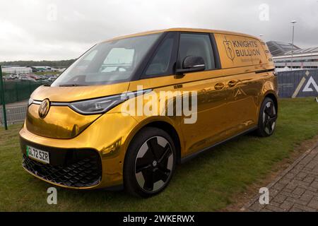 Ein 2022er, Electric Volkswagen ID Buzz Cargo Van, der mit einer glänzenden Goldverpackung versehen ist, als Werbung für Knights Bullion, Stratford-on-Avon Stockfoto