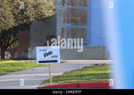 San Antonio, USA. Februar 2024. Am 20. Februar 2024 in der Guerra-Filialbibliothek in San Antonio, Texas, USA, unterschreiben die Aqui Vote hier. Die Guerra-Bibliothek und die meisten anderen Bibliothekszweige der San Antonio Public Library dienen während der frühen Wahlperiode als Wahllokale. Die Wahl in Texas findet vom 20. Februar bis zum 1. März statt. Wahltag ist der 5. März. (Foto: Carlos Kosienski/SIPA USA) Credit: SIPA USA/Alamy Live News Stockfoto