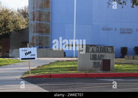 San Antonio, USA. Februar 2024. Am 20. Februar 2024 in der Guerra-Filialbibliothek in San Antonio, Texas, USA, unterschreiben die Aqui Vote hier. Die Guerra-Bibliothek und die meisten anderen Bibliothekszweige der San Antonio Public Library dienen während der frühen Wahlperiode als Wahllokale. Die Wahl in Texas findet vom 20. Februar bis zum 1. März statt. Wahltag ist der 5. März. (Foto: Carlos Kosienski/SIPA USA) Credit: SIPA USA/Alamy Live News Stockfoto