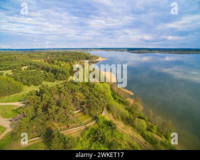Kriegsfriedhof am Swiecajty Seeufer, der an deutsche und russische Soldaten erinnert, die während des Ersten Weltkriegs in Wegorzewo gefallen sind Stockfoto