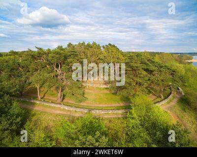 Kriegsfriedhof am Swiecajty Seeufer, der an deutsche und russische Soldaten erinnert, die während des Ersten Weltkriegs in Wegorzewo gefallen sind Stockfoto