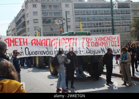 Athen, Griechenland, 20. Februar 2024. Griechische Bauern fahren ihre Traktoren am 20. Februar 2024 vor dem parlamentsgebäude in Athen, Griechenland. Sie protestieren gegen die hohen Produktionskosten und die mangelnde Unterstützung der Regierung. (Kostas Galanis/SIPA USA) Stockfoto