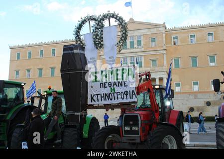 Athen, Griechenland, 20. Februar 2024. Griechische Bauern fahren ihre Traktoren am 20. Februar 2024 vor dem parlamentsgebäude in Athen, Griechenland. Sie protestieren gegen die hohen Produktionskosten und die mangelnde Unterstützung der Regierung. (Kostas Galanis/SIPA USA) Stockfoto