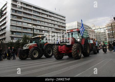 Athen, Griechenland, 20. Februar 2024. Griechische Bauern fahren ihre Traktoren am 20. Februar 2024 vor dem parlamentsgebäude in Athen, Griechenland. Sie protestieren gegen die hohen Produktionskosten und die mangelnde Unterstützung der Regierung. (Kostas Galanis/SIPA USA) Stockfoto