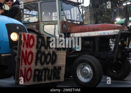 Athen, Griechenland, 20. Februar 2024. Griechische Bauern fahren ihre Traktoren am 20. Februar 2024 vor dem parlamentsgebäude in Athen, Griechenland. Sie protestieren gegen die hohen Produktionskosten und die mangelnde Unterstützung der Regierung. (Kostas Galanis/SIPA USA) Stockfoto