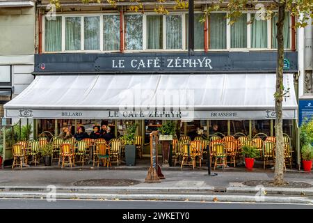 Leute sitzen draußen auf der Terrasse im Le Café Zéphyr, einem Bistro, Café am Boulevard Montmartre, im 9. Arrondissement von Paris, Frankreich Stockfoto