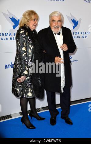 Mario Adorf mit Ehefrau Monique Faye bei der Cinema for Peace Gala 2024 im WECC - Westhafen Event & Convention Center. Berlin, 19.02.2024 Stockfoto