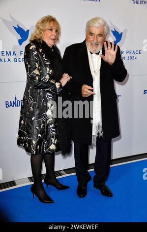 Mario Adorf mit Ehefrau Monique Faye bei der Cinema for Peace Gala 2024 im WECC - Westhafen Event & Convention Center. Berlin, 19.02.2024 Stockfoto