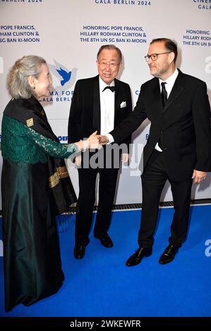 Ban Ki-moon mit Ehefrau Yoo Soon-taek und Jaka Bizilj bei der Cinema for Peace Gala 2024 im WECC - Westhafen Event & Convention Center. Berlin, 19.02.2024 Stockfoto