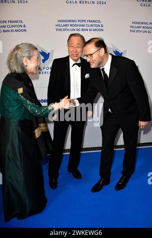 Ban Ki-moon mit Ehefrau Yoo Soon-taek und Jaka Bizilj bei der Cinema for Peace Gala 2024 im WECC - Westhafen Event & Convention Center. Berlin, 19.02.2024 Stockfoto