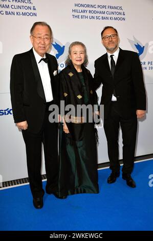 Ban Ki-moon mit Ehefrau Yoo Soon-taek und Jaka Bizilj bei der Cinema for Peace Gala 2024 im WECC - Westhafen Event & Convention Center. Berlin, 19.02.2024 Stockfoto