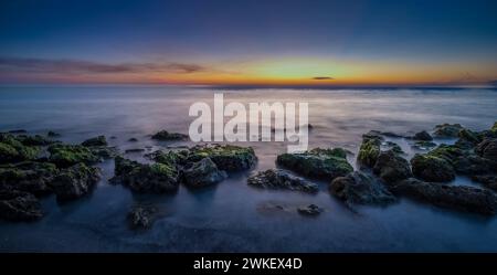 Glattes Wasser am felsigen Strand am Golf von Mexiko am Caspersen Beach in Venedig Florida USA Stockfoto