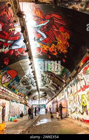 Die fantastischen Kunstwerke und Graffiti im Leake Street Tunnel, London. Stockfoto