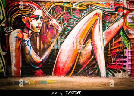 Futuristische Straßenkunst und Graffiti im Leake Street Tunnel, London. Stockfoto